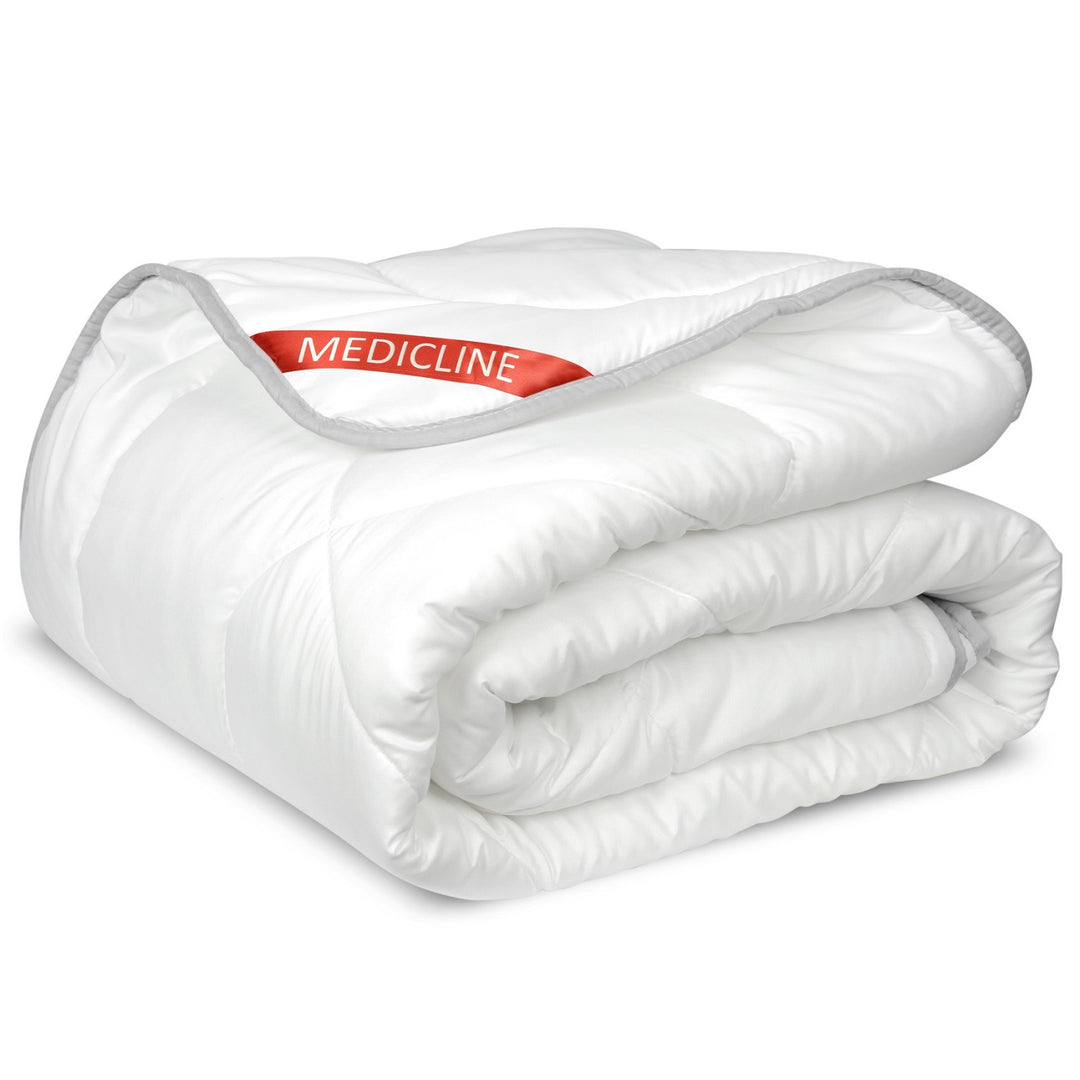 Přikrývka Medicline 200x220 cm celoroční přikrývka na spaní materiál potahu z mikrovlákna s prošívanou silikonovou výplní 200 g/m2 hypoalergenní pratelná do 30 stupňů (bílá, 200 x 220 cm)