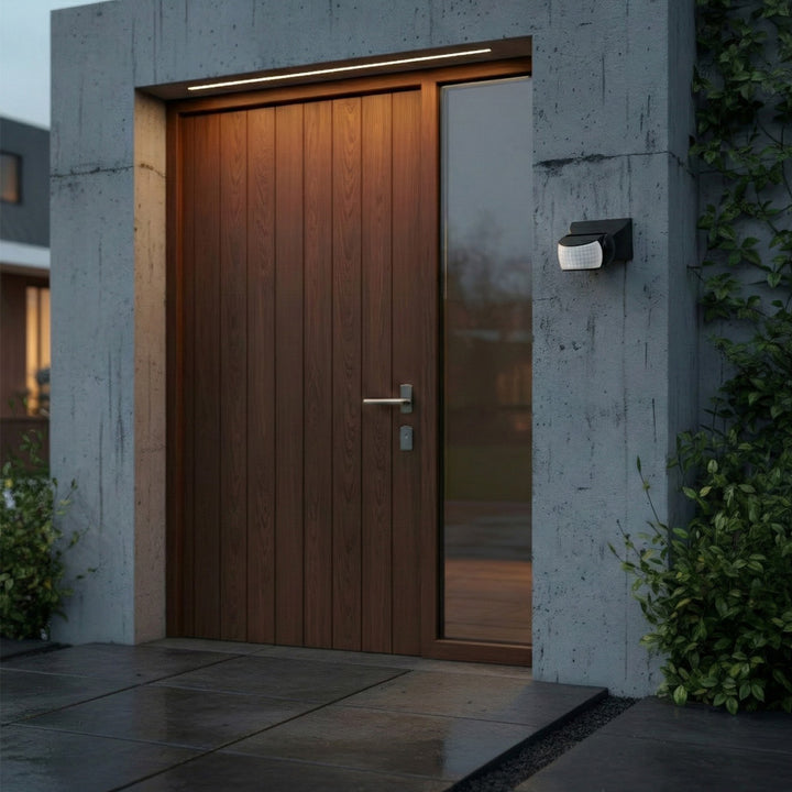 Infračervený detektor pohybu PIR moderní  dosah 12 m IP65 barva černá Maclean Energy MCE201W