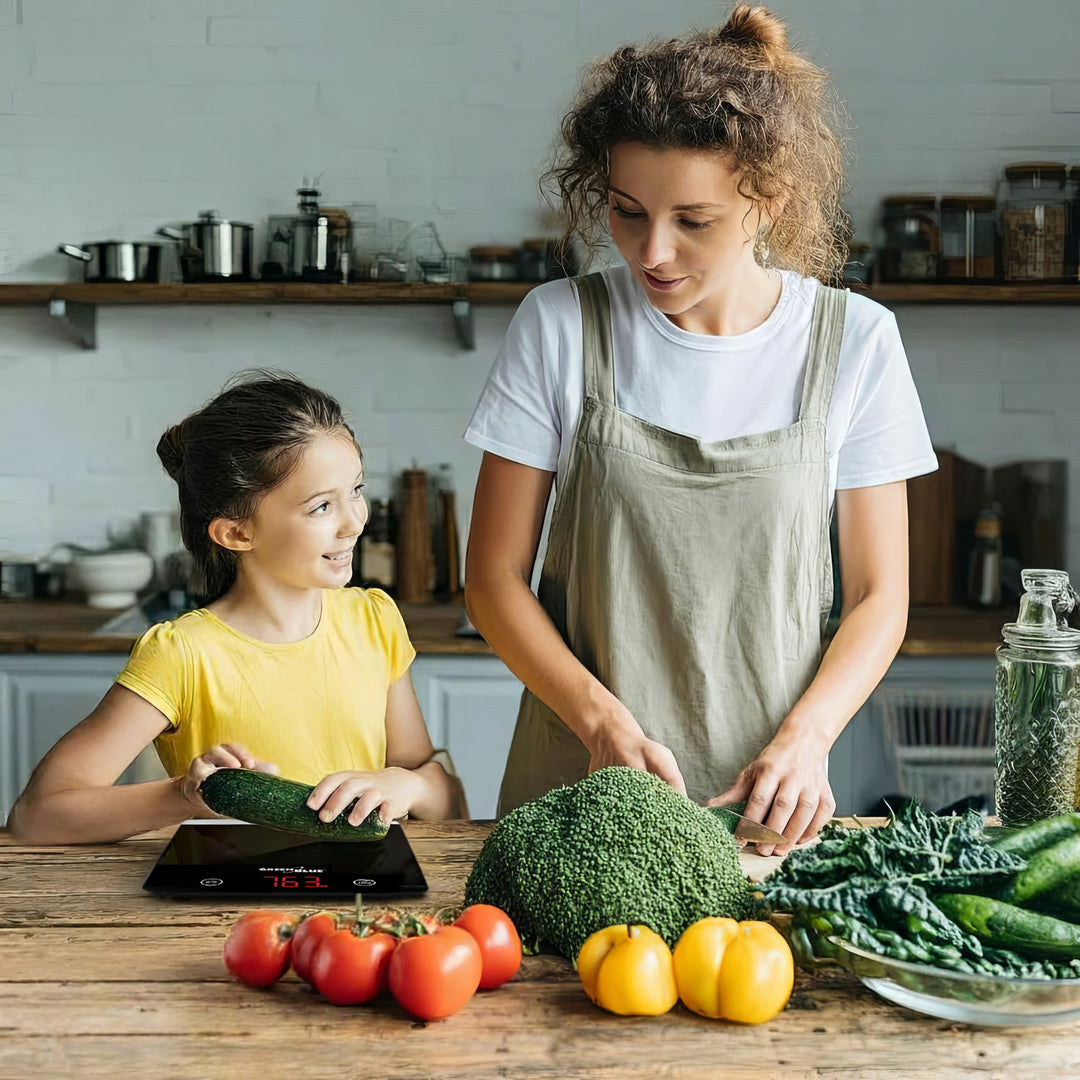 Digitální elektrická kuchyňská váha GreenBlue GB171 v černé barvě s funkci dovažování