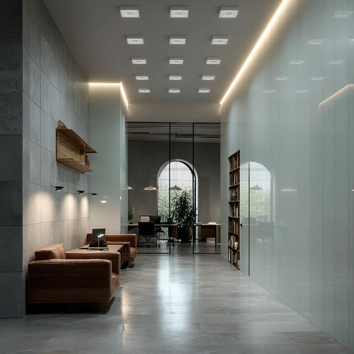 Bodové stropní svítidlo Maclean MCE464 W, pro světelné zdroje MR16 / GU10, bílé, 94x94x32mm, hranaté, alu