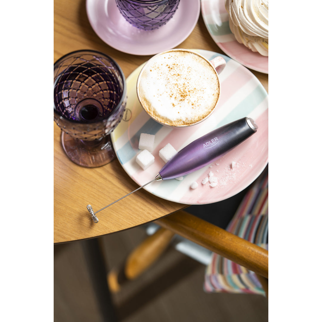 Napěňovač mléka Adler, se stojanem, fialový a černý, AD 4499