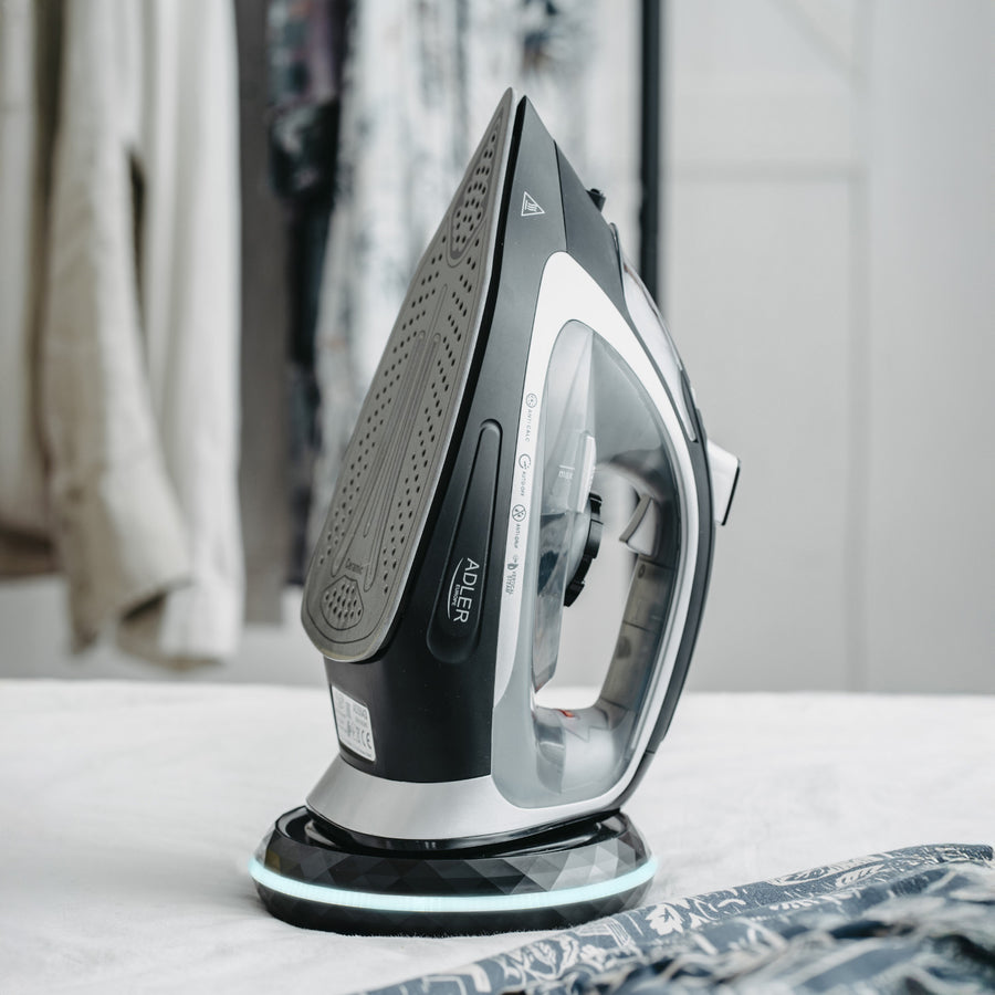 Bezdrátová napařovací žehlička Adler, keramická deska, 2800 W, AD 5043