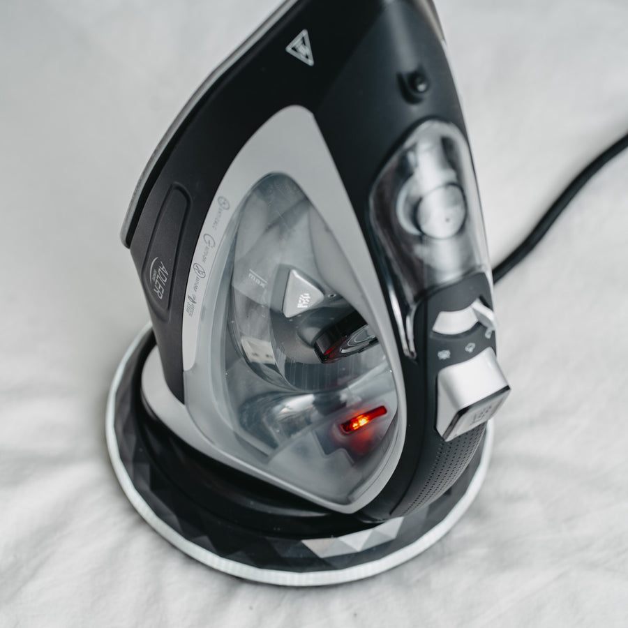 Bezdrátová napařovací žehlička Adler, keramická deska, 2800 W, AD 5043