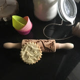 Gravírovaný váleček na dort Goody Woody, 23,5 cm, bukové dřevo, design dinosaura