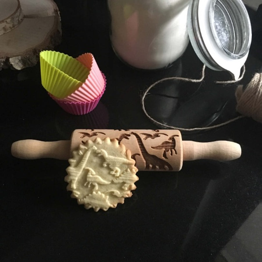 Gravírovaný váleček na dort Goody Woody, 23,5 cm, bukové dřevo, design dinosaura