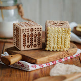 Gravírovaná dortová kostka Goody Woody, 6 cm, bukové dřevo, 6 vzorů, skandinávský styl