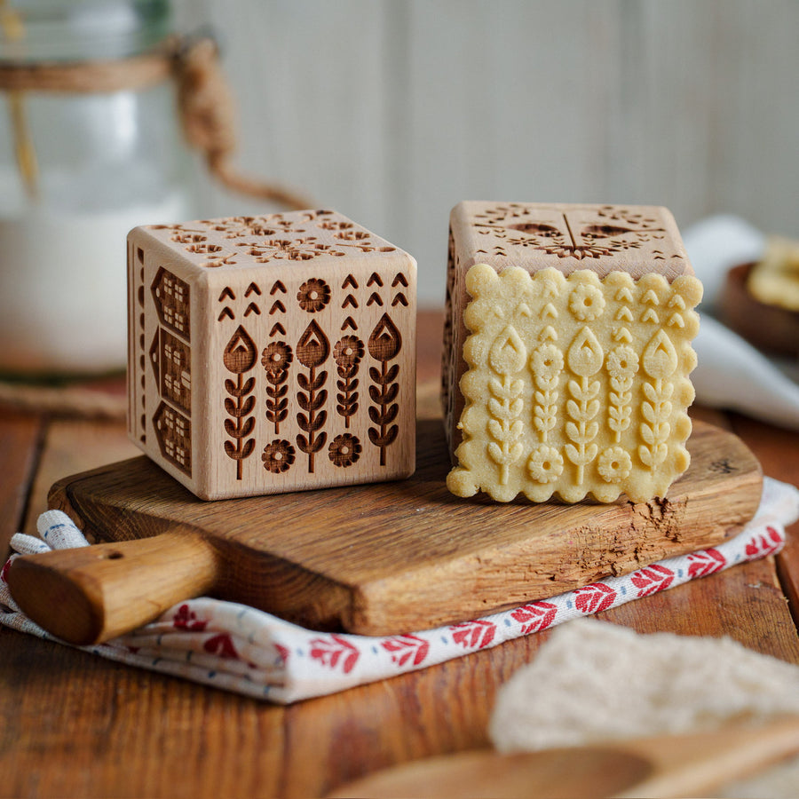 Gravírovaná dortová kostka Goody Woody, 6 cm, bukové dřevo, 6 vzorů, skandinávský styl