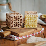Gravírovaná dortová kostka Goody Woody, 6 cm, bukové dřevo, 6 vzorů, skandinávský styl