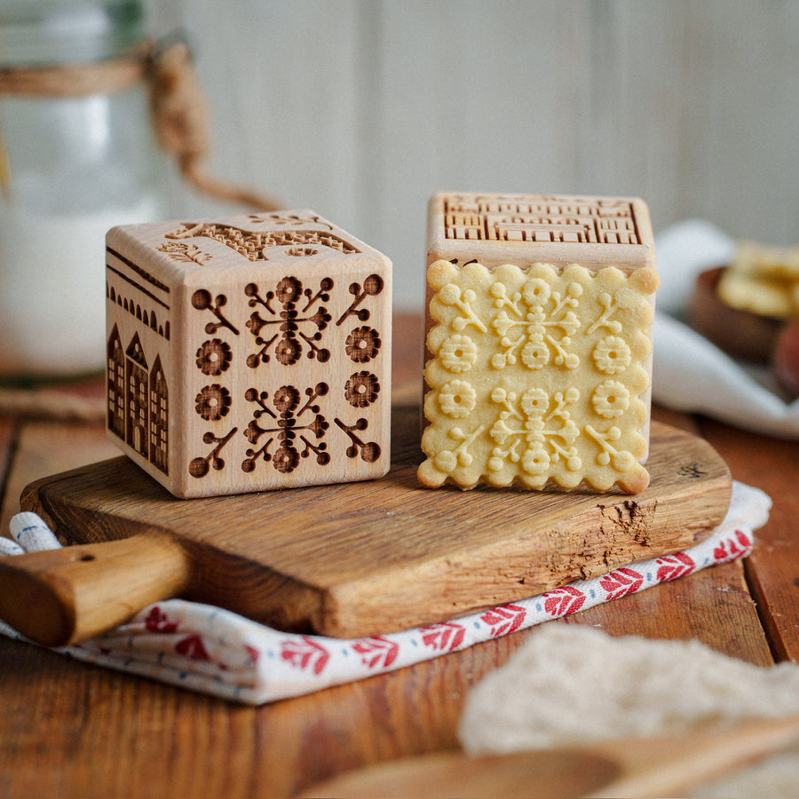 Gravírovaná dortová kostka Goody Woody, 6 cm, bukové dřevo, 6 vzorů, skandinávský styl