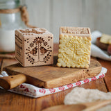 Gravírovaná dortová kostka Goody Woody, 6 cm, bukové dřevo, 6 vzorů, skandinávský styl