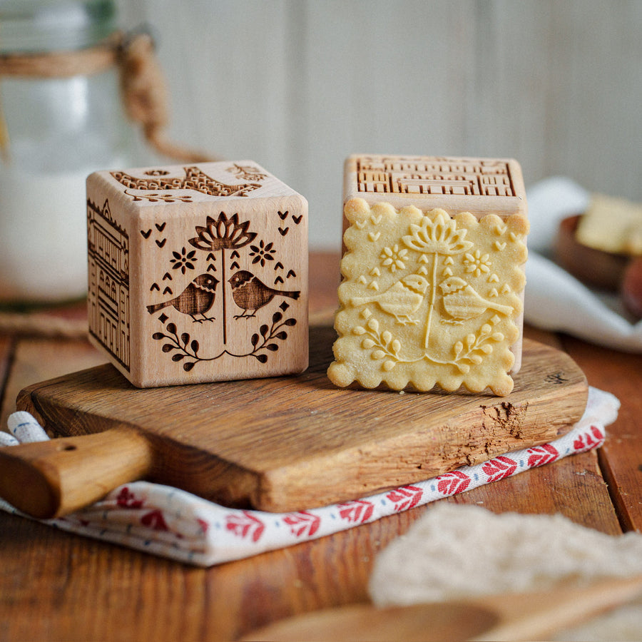 Gravírovaná dortová kostka Goody Woody, 6 cm, bukové dřevo, 6 vzorů, skandinávský styl