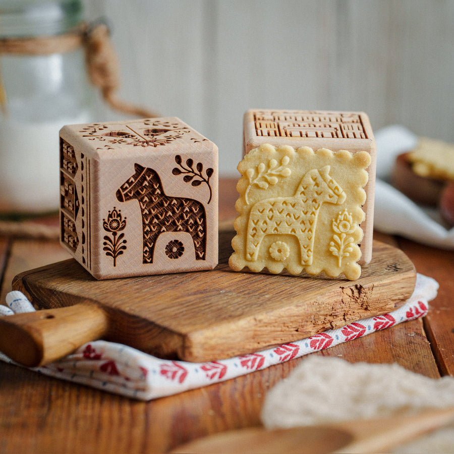 Gravírovaná dortová kostka Goody Woody, 6 cm, bukové dřevo, 6 vzorů, skandinávský styl