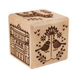 Gravírovaná dortová kostka Goody Woody, 6 cm, bukové dřevo, 6 vzorů, skandinávský styl