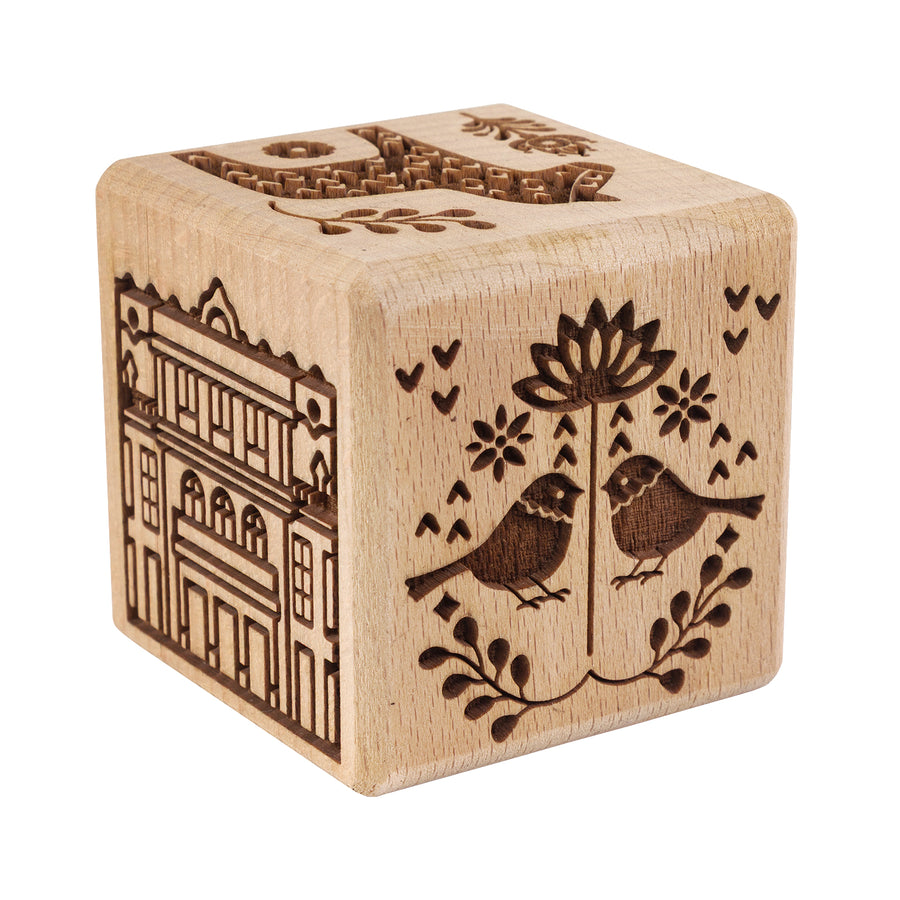Gravírovaná dortová kostka Goody Woody, 6 cm, bukové dřevo, 6 vzorů, skandinávský styl