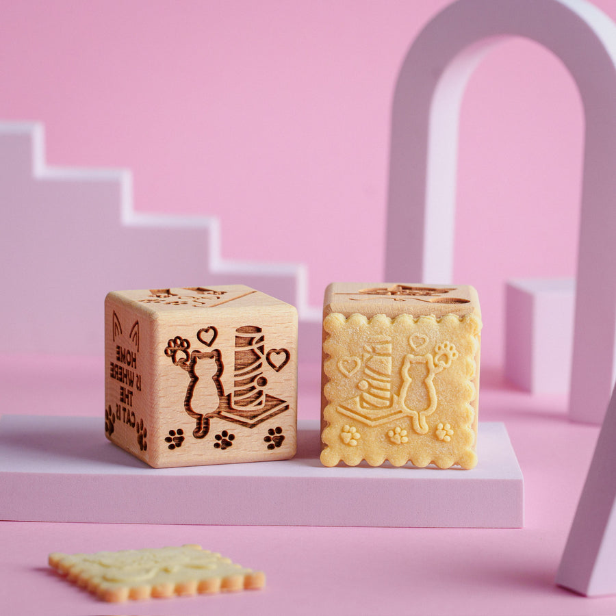 Gravírovaná dortová kostka Goody Woody, 6 cm, bukové dřevo, 6 vzorů, kočky