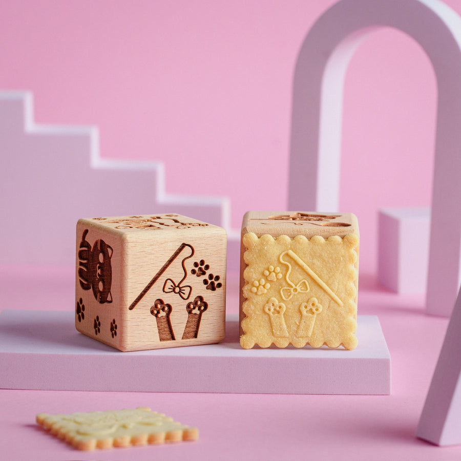 Gravírovaná dortová kostka Goody Woody, 6 cm, bukové dřevo, 6 vzorů, kočky