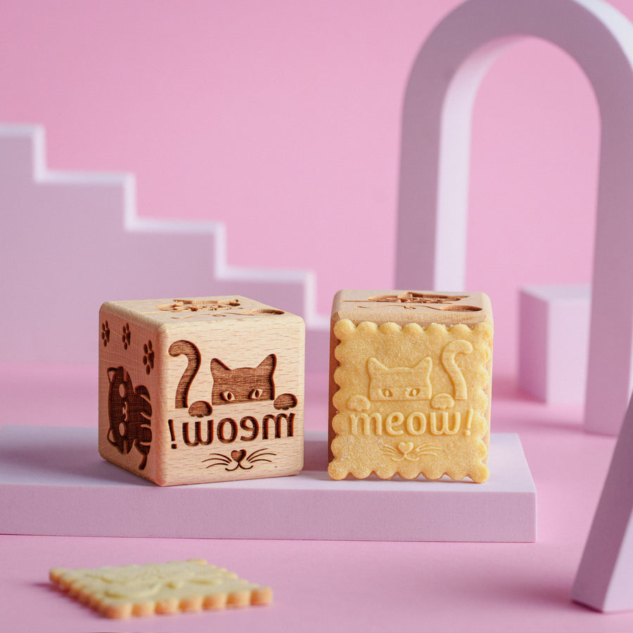 Gravírovaná dortová kostka Goody Woody, 6 cm, bukové dřevo, 6 vzorů, kočky