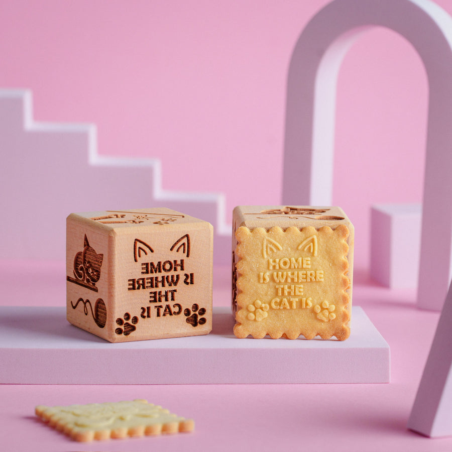 Gravírovaná dortová kostka Goody Woody, 6 cm, bukové dřevo, 6 vzorů, kočky