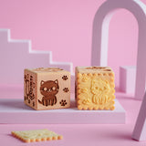 Gravírovaná dortová kostka Goody Woody, 6 cm, bukové dřevo, 6 vzorů, kočky