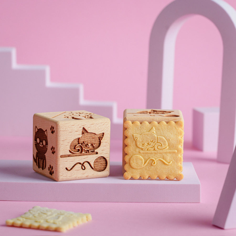 Gravírovaná dortová kostka Goody Woody, 6 cm, bukové dřevo, 6 vzorů, kočky