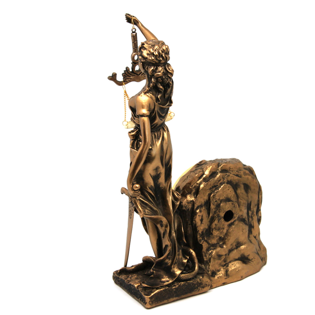 Figurka bohyně spravedlnosti Temidy, hodiny, královna Isabel