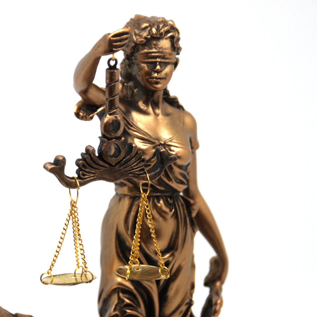 Figurka bohyně spravedlnosti Temidy, hodiny, královna Isabel