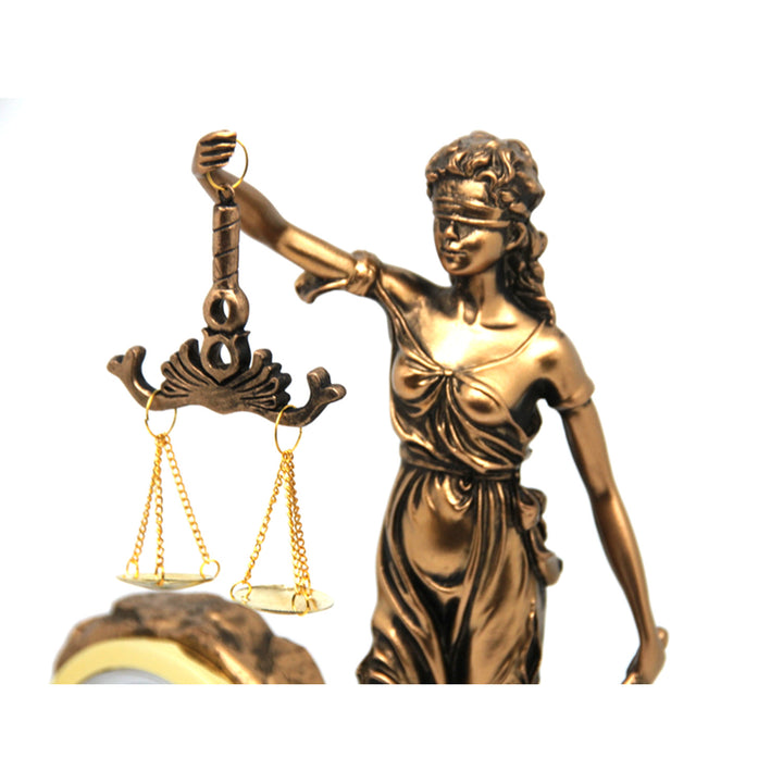 Figurka bohyně spravedlnosti Temidy, hodiny, královna Isabel