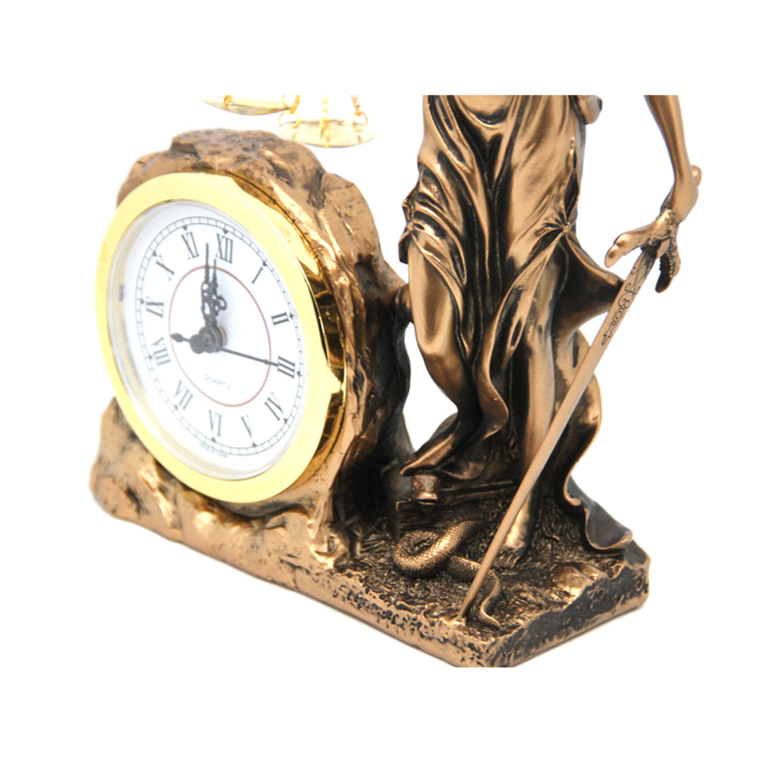 Figurka bohyně spravedlnosti Temidy, hodiny, královna Isabel