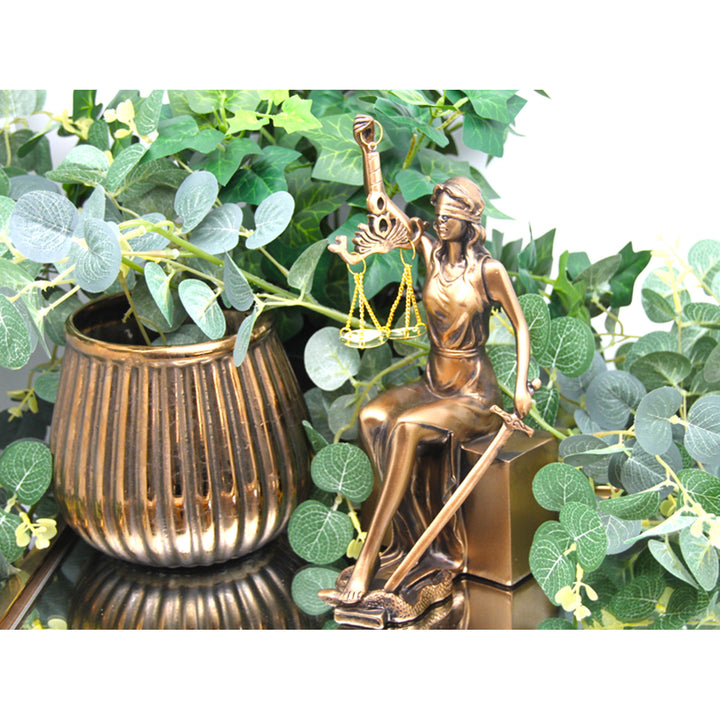 Figurky Themis s váhami a mečem, opěrky na knihy, královna Isabela, 2 kusy