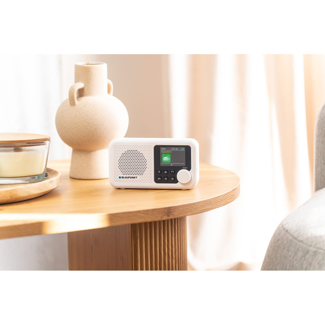 Přenosné rádio Blaupunkt, digitální rádio DAB+ a FM tuner, Bluetooth, výstup na sluchátka, 2,4" barevný displej, funkce hodin a budíku, napájení z baterie a dobíjení přes USB-C, DR8WH