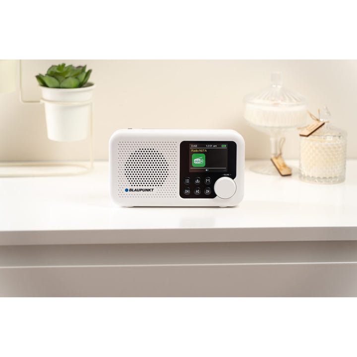 Přenosné rádio Blaupunkt, digitální rádio DAB+ a FM tuner, Bluetooth, výstup na sluchátka, 2,4" barevný displej, funkce hodin a budíku, napájení z baterie a dobíjení přes USB-C, DR8WH