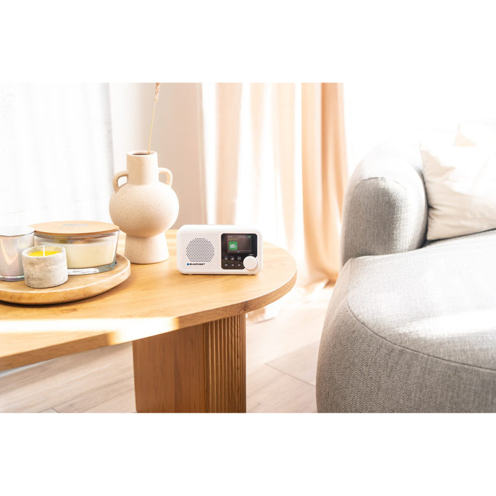 Přenosné rádio Blaupunkt, digitální rádio DAB+ a FM tuner, Bluetooth, výstup na sluchátka, 2,4" barevný displej, funkce hodin a budíku, napájení z baterie a dobíjení přes USB-C, DR8WH