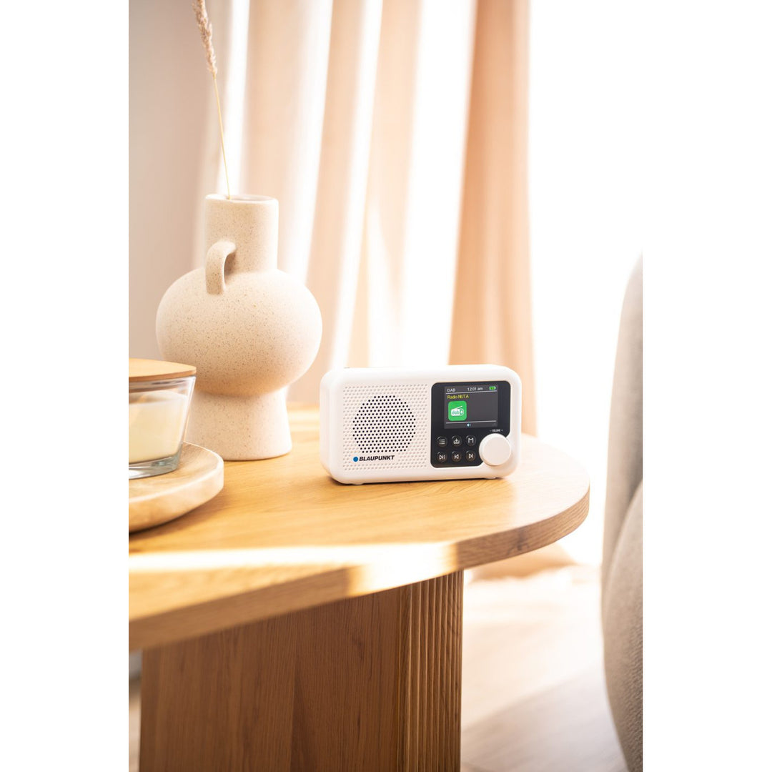 Přenosné rádio Blaupunkt, digitální rádio DAB+ a FM tuner, Bluetooth, výstup na sluchátka, 2,4" barevný displej, funkce hodin a budíku, napájení z baterie a dobíjení přes USB-C, DR8WH