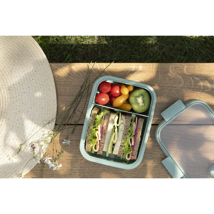 Dvojitá nádoba na potraviny Curver, nepropustné víko, ventil ve víku, 100% recyklovaná, lze použít v mikrovlnné troubě, dvě přihrádky 0,6 l + 0,3 l, 250000