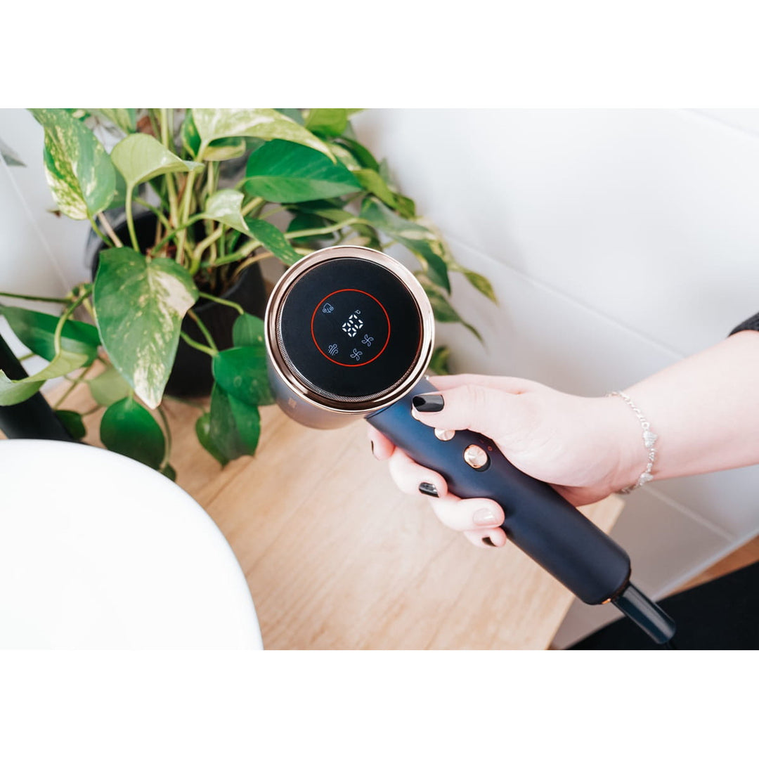 Fén Concept ProfiCare, motor BLDC, magnetické nástavce, funkce Oil Therapy, režim pro děti, funkce Cold Mode, VV8100