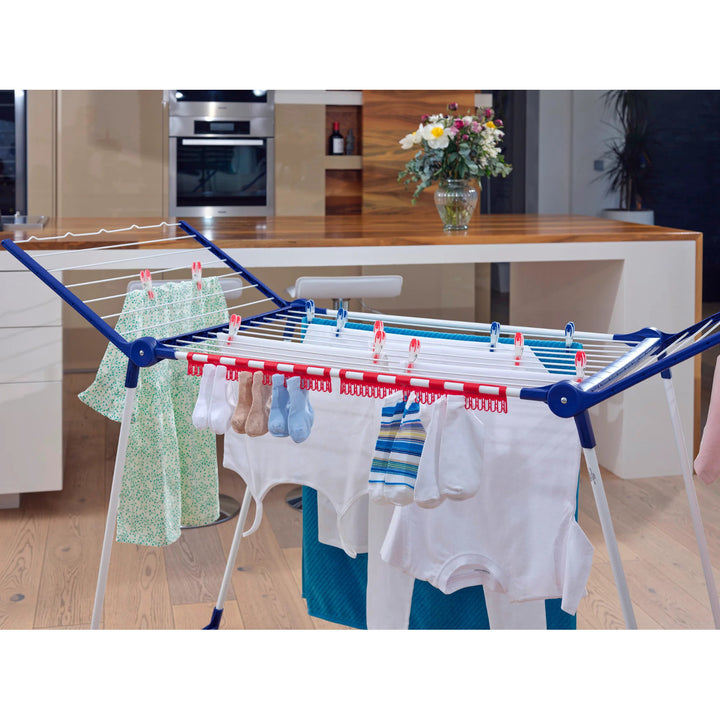Sušák Pegasus 200 Solid Comfort Leifheit, délka šňůr 20 m, protiskluzové nožičky, odolný vůči povětrnostním vlivům, 2 držáky na prádlo, 81516