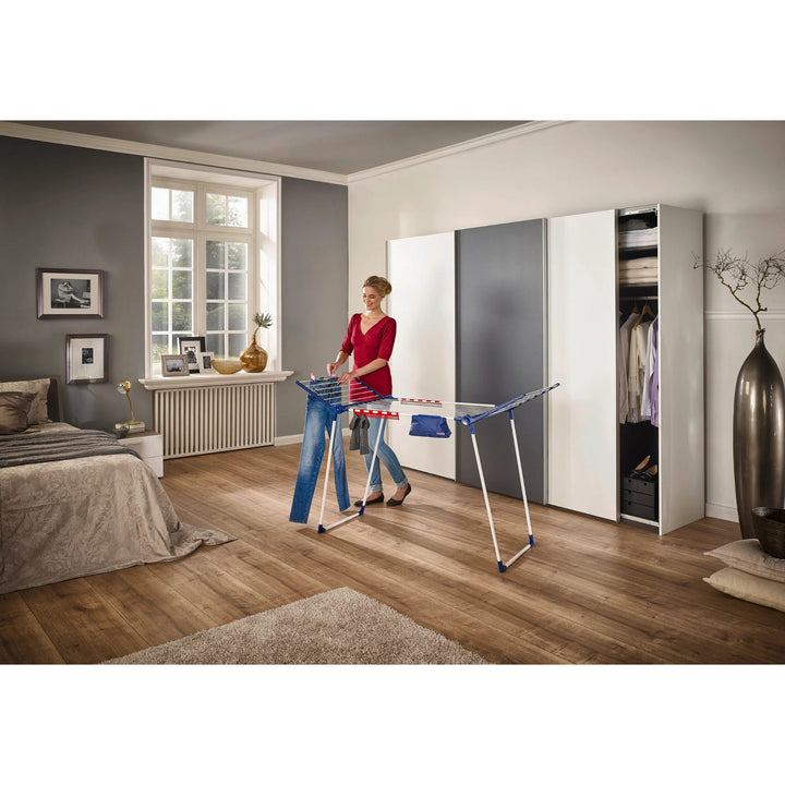 Sušák Pegasus 180 Solid Plus Leifheit, délka šňůr 18 m, stabilní paralelní nohy, odolný proti povětrnostním vlivům, 2 držáky na prádlo, 81510