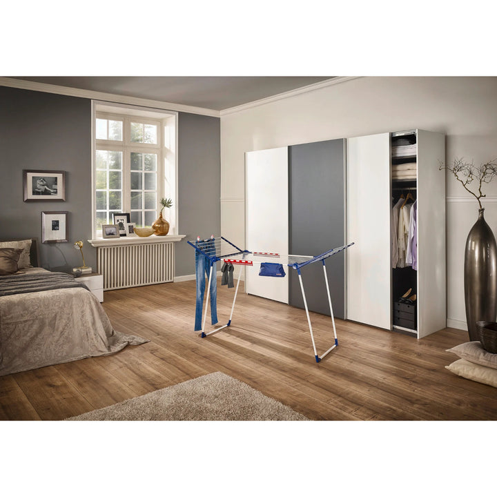 Sušák Pegasus 180 Solid Plus Leifheit, délka šňůr 18 m, stabilní paralelní nohy, odolný proti povětrnostním vlivům, 2 držáky na prádlo, 81510