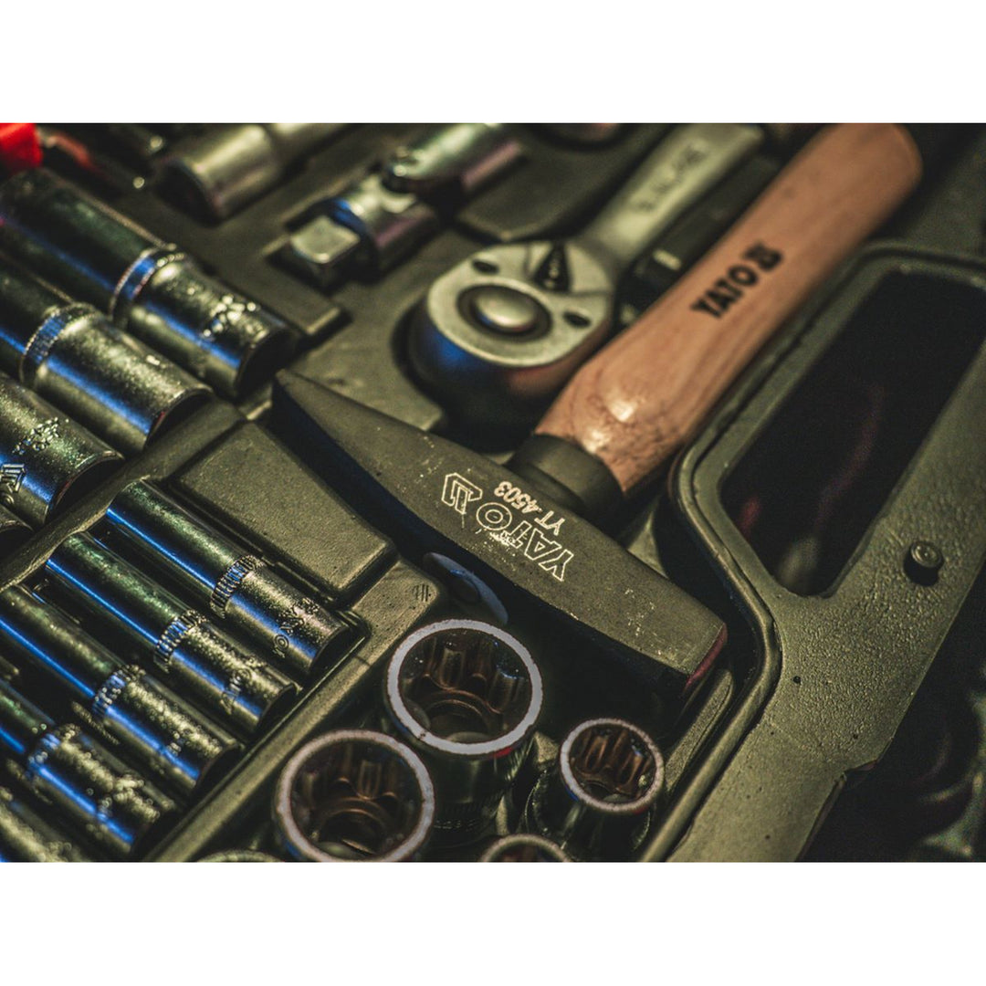 Profesionální sada nářadí Yato, 122 kusů (klíče, nástrčné hlavice, šroubováky, kladívko), šroubováky s magnetickými a kalenými hroty, YT-38901