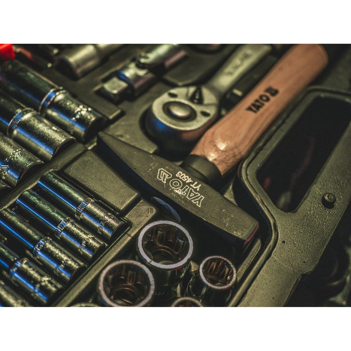 Profesionální sada nářadí Yato, 122 kusů (klíče, nástrčné hlavice, šroubováky, kladívko), šroubováky s magnetickými a kalenými hroty, YT-38901