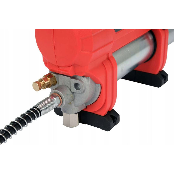 Akumulátorová mazací pistole Yato, v balení s nabíječkou a akumulátorem 3 Ah, tlak 620 bar, integrované pracovní LED osvětlení, vysoký výkon a výtěžnost 284 g/min, YT-07020