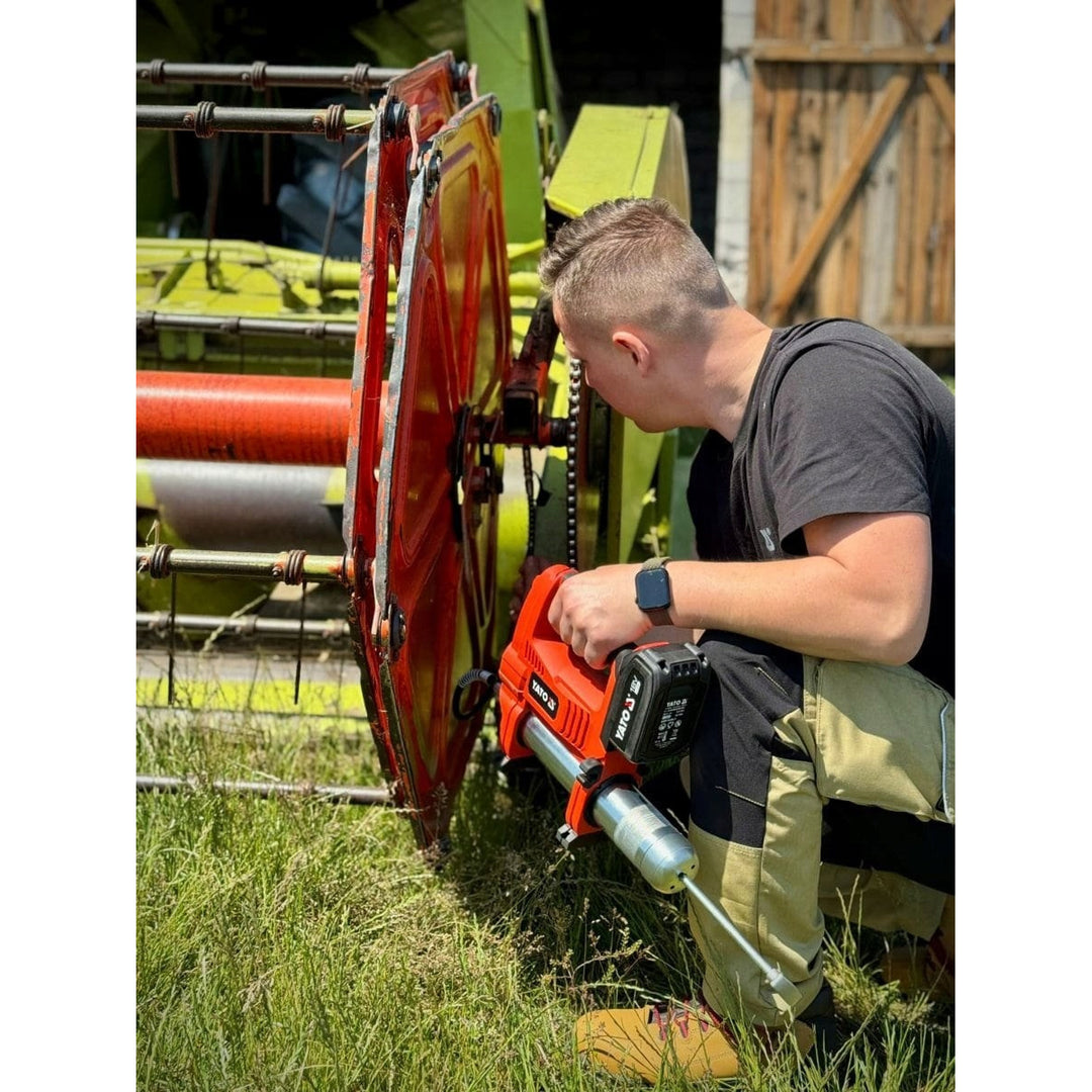 Akumulátorová mazací pistole Yato, v balení s nabíječkou a akumulátorem 3 Ah, tlak 620 bar, integrované pracovní LED osvětlení, vysoký výkon a výtěžnost 284 g/min, YT-07020