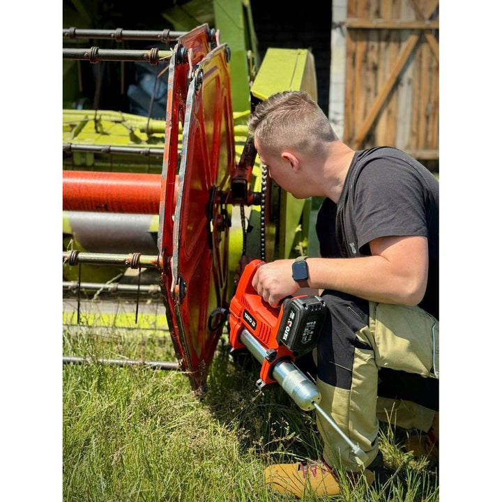 Akumulátorová mazací pistole Yato, v balení s nabíječkou a akumulátorem 3 Ah, tlak 620 bar, integrované pracovní LED osvětlení, vysoký výkon a výtěžnost 284 g/min, YT-07020