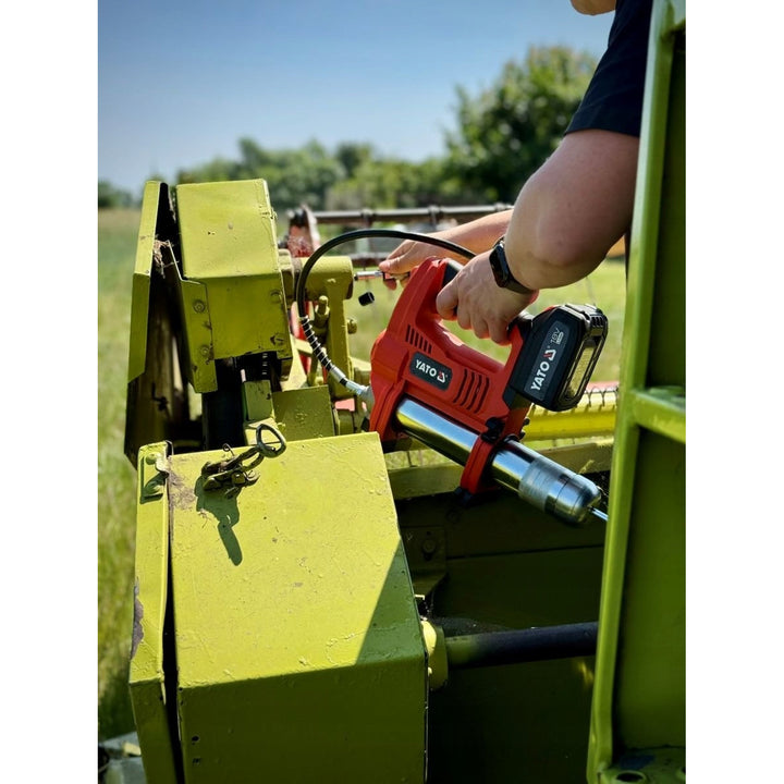 Akumulátorová mazací pistole Yato, v balení s nabíječkou a akumulátorem 3 Ah, tlak 620 bar, integrované pracovní LED osvětlení, vysoký výkon a výtěžnost 284 g/min, YT-07020