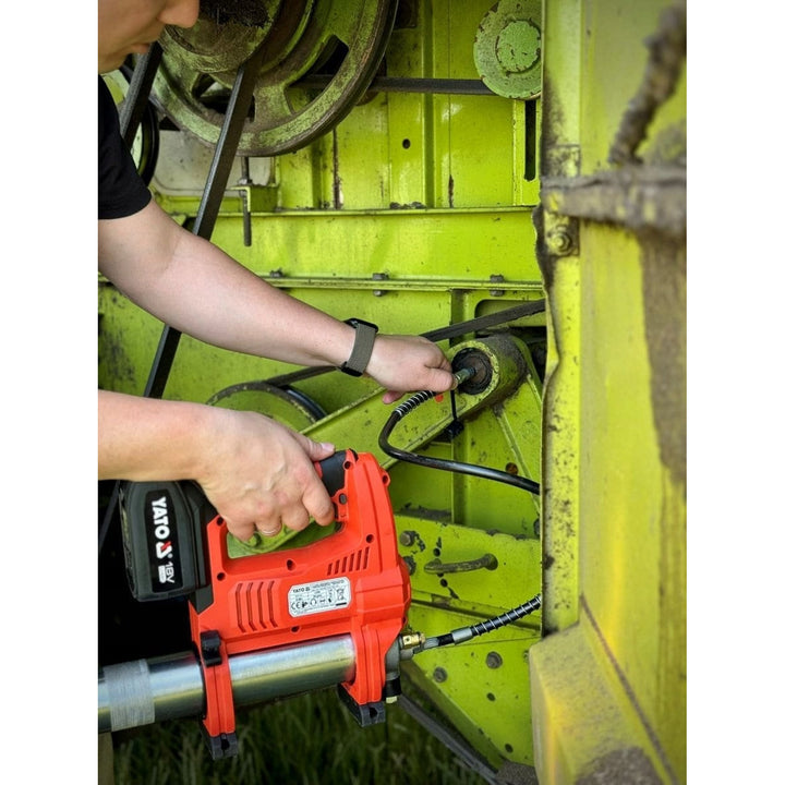 Akumulátorová mazací pistole Yato, v balení s nabíječkou a akumulátorem 3 Ah, tlak 620 bar, integrované pracovní LED osvětlení, vysoký výkon a výtěžnost 284 g/min, YT-07020