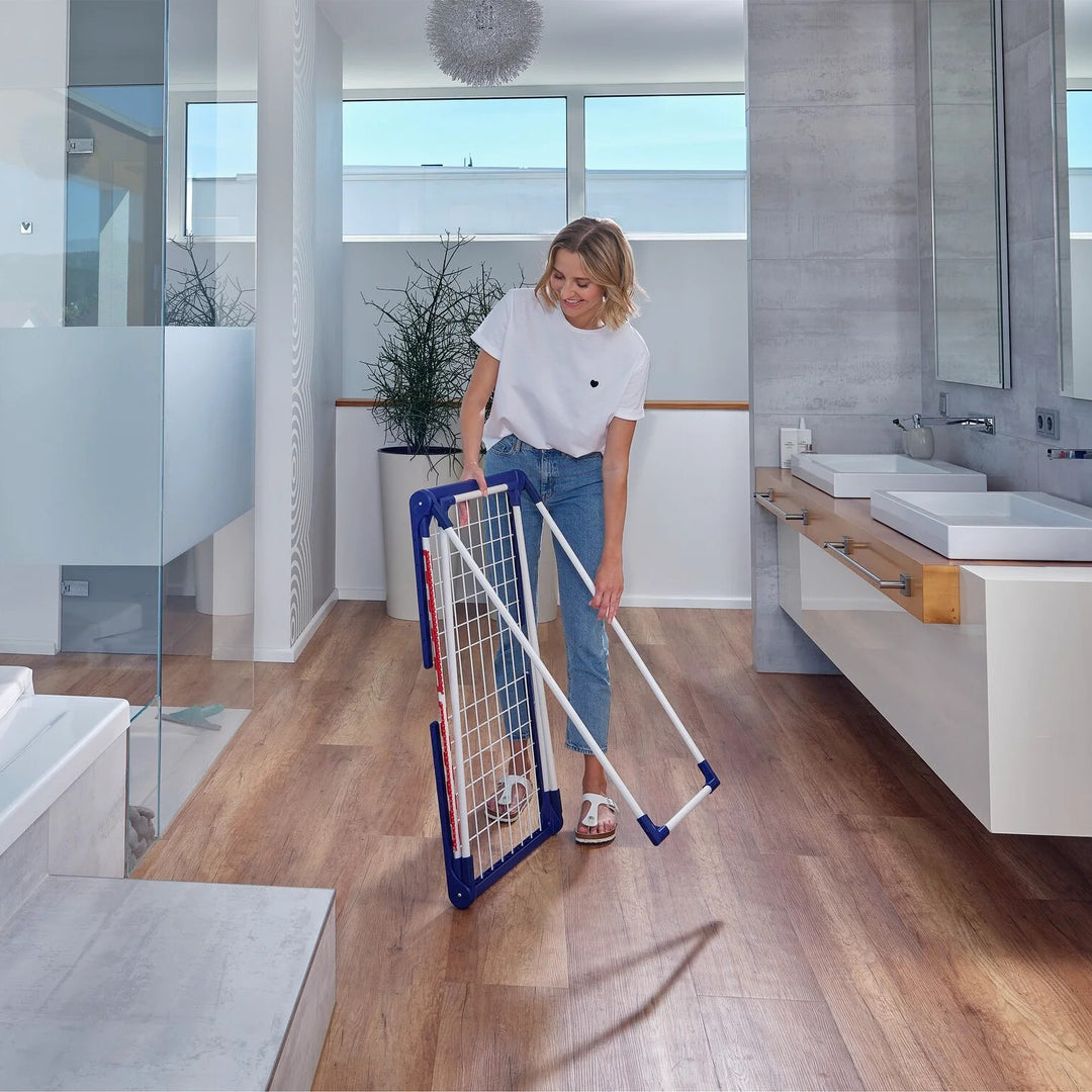 Sušák na prádlo Pegasus 180 Solid Leifheit, délka šňůr 18 m, stabilní rovnoběžné nožičky, odolný vůči povětrnostním vlivům, 2 držáky na prádlo, 81514