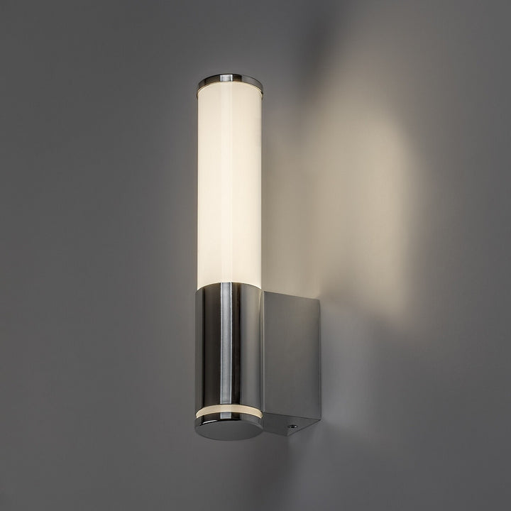 Interiérová nástěnná lampa Tenero, LED 6 W, 4000 K, 600 lm, výška 29 cm, chrom, IP44, 75100