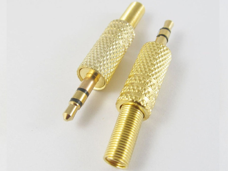 Připojte malý 3,5mm stereo zlatý konektor s kovovým krytem