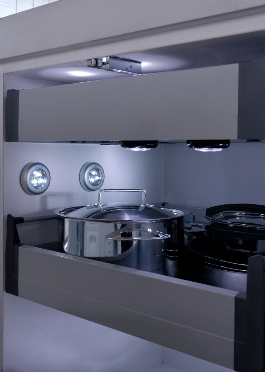 Samolepící lampička 6xLED MCE27 užitečná v každém domě, suterénu nebo garáži Maclean