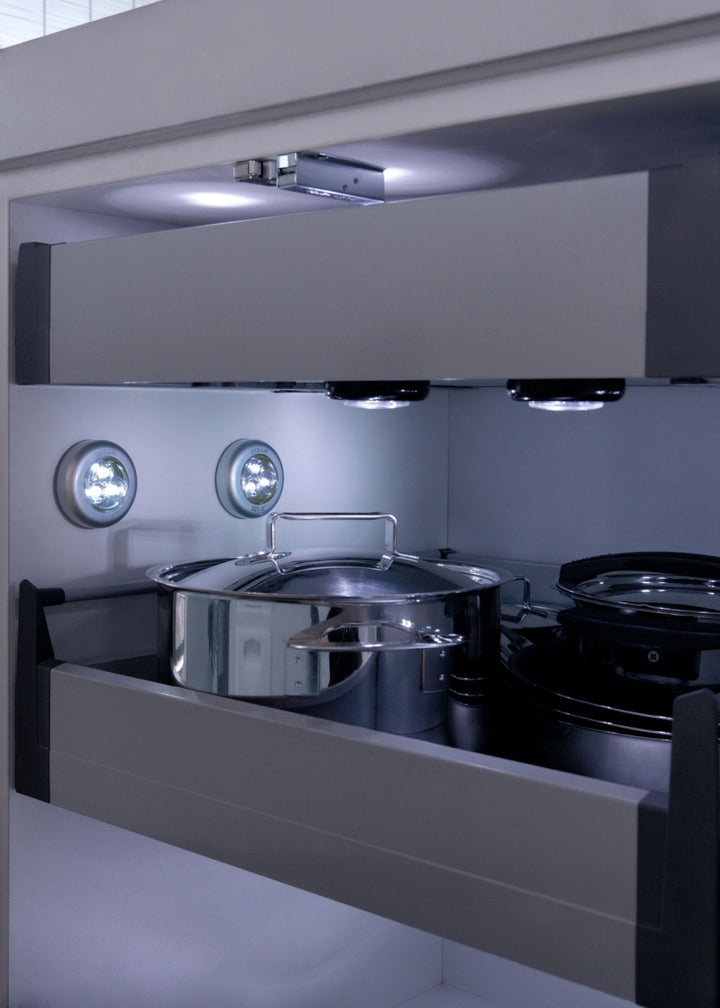 Samolepící lampička 6xLED MCE27 užitečná v každém domě, suterénu nebo garáži Maclean